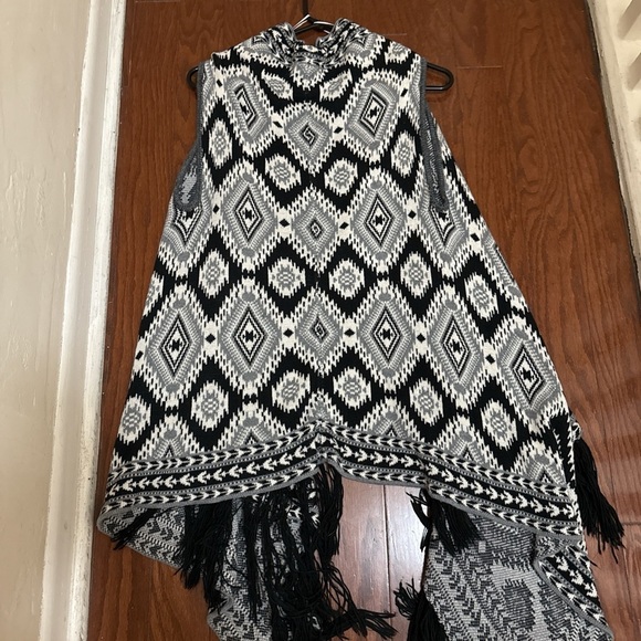 Romeo & Juliet Couture Monochrome Knit Vest - Picture 3 of 4